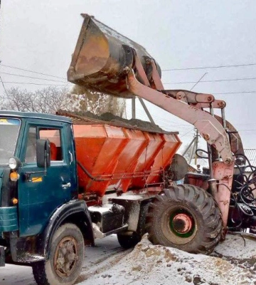 До ожеледиці готові — на Полтавщині спецтехніка обробляє дороги