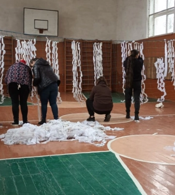 Усе для перемоги: на Волині сплели маскувальну сітку з весільних суконь