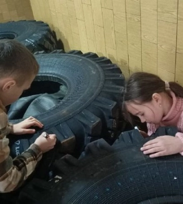 На благодійному ярмарку в луцькому ліцеї діти назбирали грошей на шини та тепловізор для військових