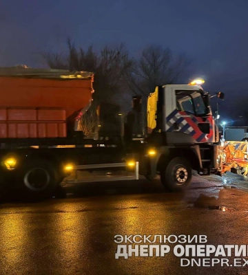 У Дніпрі пішов сніг: на вулиці виїхала спецтехніка
