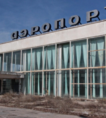 росіяни риють окопи навколо Бердянського аеропорту - за 100 кілометрів від лінії фронту
