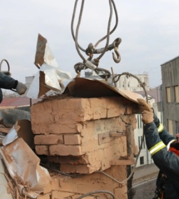 Ракетний удар по Харкову: з-під завалів будинку дістали фрагменти тіла загиблої жінки