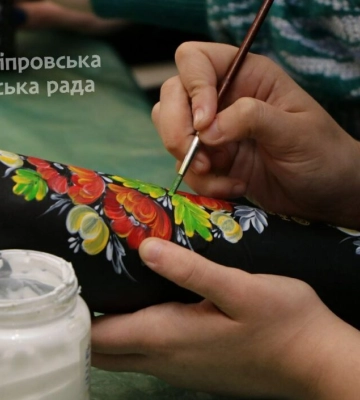 У Дніпрі вихованці закладу позашкілля розмальовують тубуси петриківським розписом