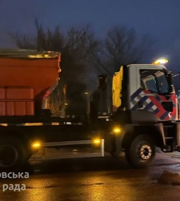 Комунальники Дніпра розпочали обробляти вулиці та тротуари протиожеледною сумішшю