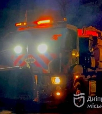 Понад 100 одиниць техніки очищають Дніпро від снігу