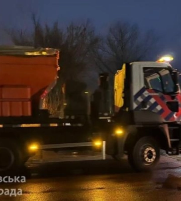 Комунальники Дніпра розпочали обробляти вулиці та тротуари протиожеледною сумішшю
