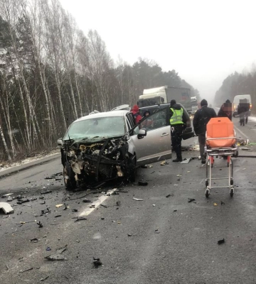 Внаслідок масштабної ДТП на Рівненщині пошкоджені 4 автівки та постраждали 6 людей (ФОТО)