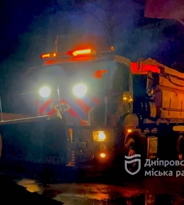 Понад 100 одиниць техніки очищають Дніпро від снігу