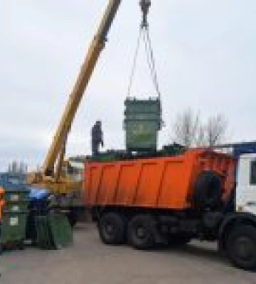 Херсон отримав партію комунальної техніки від Києва. Фото