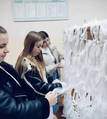 Наші діти — це бійці: на Закарпатті учні з вчителями плетуть маскувальні сітки для ЗСУ (ФОТО)