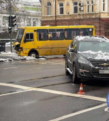 В Одесі маршрутка потрапила в аварію, є постраждалі