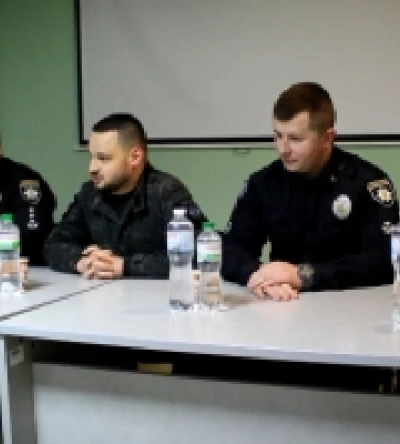 У Луцьку патрульні допомогли бабусі дістатися додому. Фото