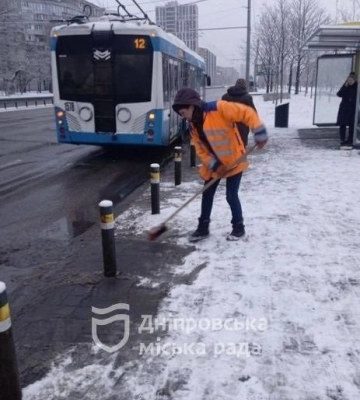 В Дніпрі та області понад 12 годин очищали дороги від снігу: в якому вони стані