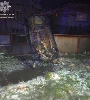 На Виноградівщині перекинулося авто та опинилося на огорожі