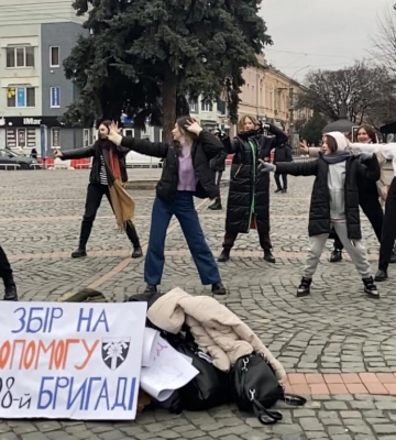 Благодійний перформенс: талановиті мукачівки зібрали трохи більше 5000 на потреби військовим