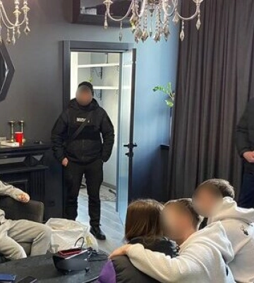 В організаторів п’яних вечірок у Києві, які принижували дівчат, провели обшуки, - Нацполіція