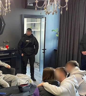 Девушек оскорбляли, с теми, кто без сознания, занимались петингом и снимали это на видео: полиция проводит обыски у организаторов пьяных вечерок в столице