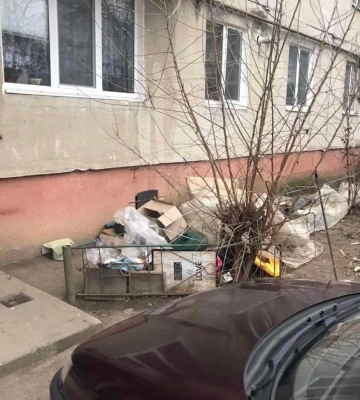У Мукачеві чоловік складував сміття під вікнами багатоповерхівки