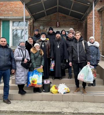 В Полтаве священники УПЦ передали помощь в детское отделение психиатрической больницы