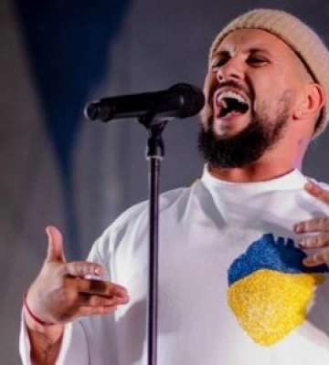 Відомий співак з Луцька Monatik на благодійному концерті співав російською