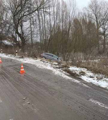 Постраждали троє жінок та дитина: на Здолбунівщині водій в&#039;їхав у людей, які чекали транспорт