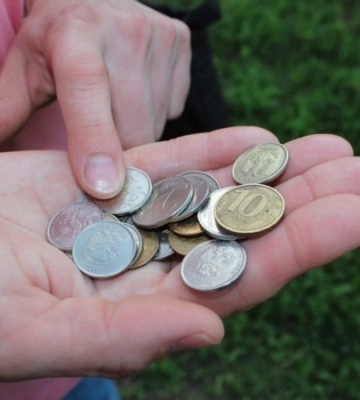 «Гривня під забороною, рублів бракує». Росія припиняє виплати в окупації на півдні?