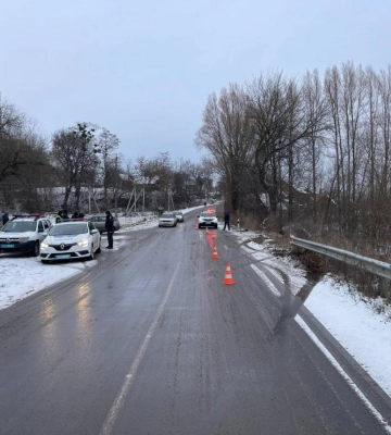 Постраждали троє жінок та дитина: на Здолбунівщині водій в&#039;їхав у людей, які чекали транспорт