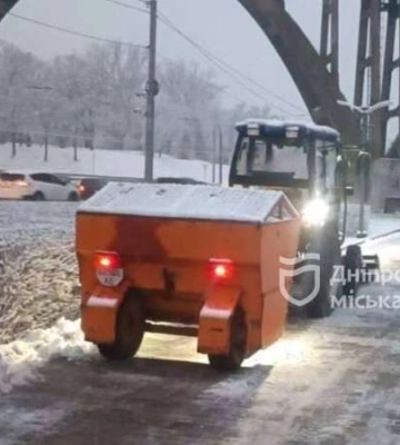 Усі дороги проїзні: понад 12 годин комунальники Дніпра очищали місто від снігу