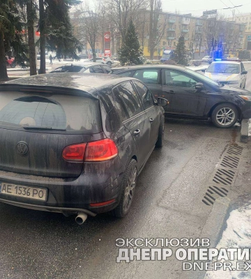 На Гагаріна у Дніпрі Ford влетів у Volkswagen: відео моменту