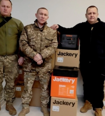 Дніпро передало бійцям дрони та радіостанції