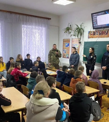 Ювенальні поліцейські проводять безпекові заходи для школярів