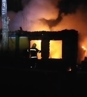 На Сумщині вогнеборці двічі ліквідовували пожежі, що призвели до трагічних наслідків (відео)