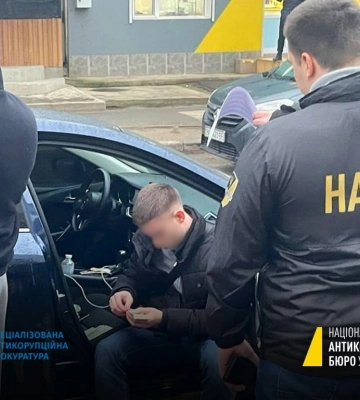 На хабарі у $ 50 тисяч затримали мера одного з міст на Одещині та депутата місцевої ради