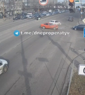 У Дніпрі на Слобожанському проспекті Opel протаранив Lanos (ВІДЕО)