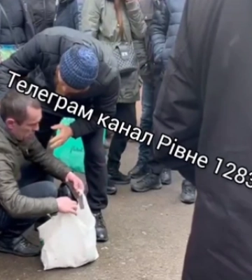 У Рівному на базарі &quot;на гарячому&quot; затримали злодія, який поцупив дитячі підгузки (ВІДЕО)
