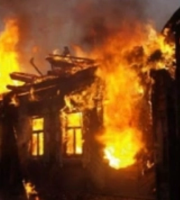 В Ужгороді загорілася надвірна споруда