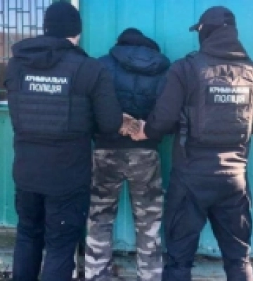 В Ужгороді поліціянти затримали чоловіка, який розповсюджував зброю
