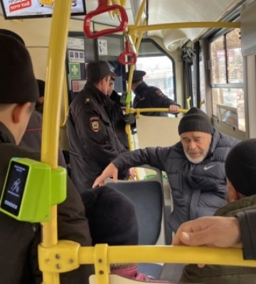 Під час «суду» над кримськими татарами у Сімферополі затримали чотирьох чоловіків