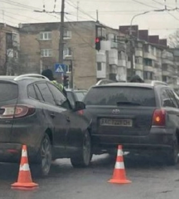 У Луцьку перед світлофором зіткнулися Renault і Toyota 