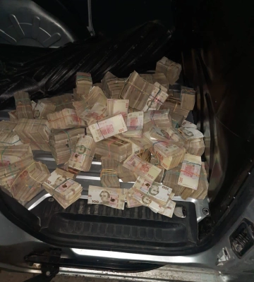 У пункті пропуску Шегині затримано Мерседес з купою грошей. Триває підрахунок