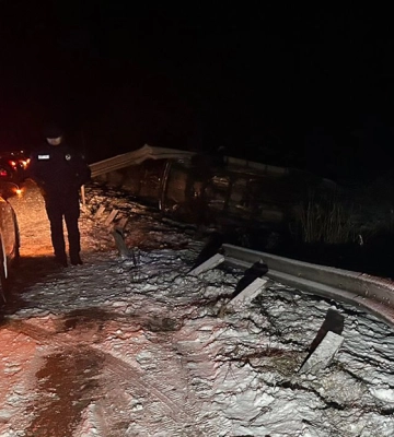 На Житомирщині автомобіль на трасі Київ - Чоп врізався у відбійник, є загиблі (ФОТО)