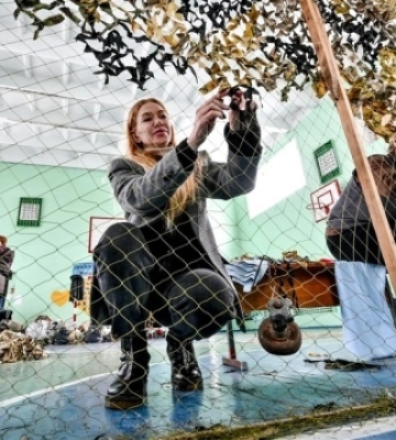 Запорізькі волонтери плетуть для військових 80 маскувальних сіток