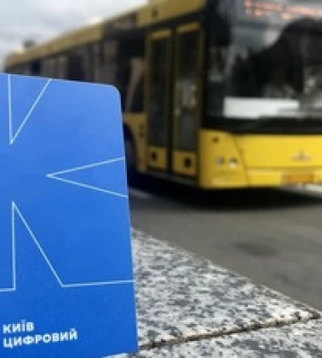 Одна из главных дорожных развязок Киева парализована из-за коммунального ЧП