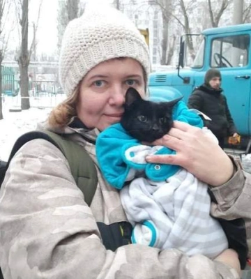 Сиділа у порожній квартирі понад 2 тижні: зі зруйнованого будинку у Дніпрі врятували кішку