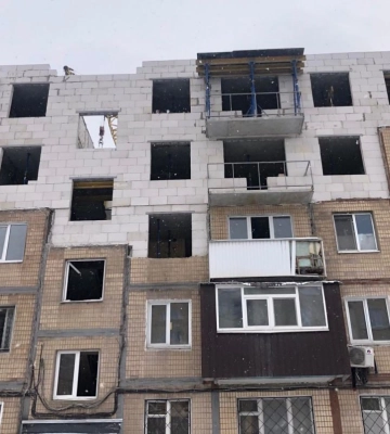 У Харкові відбудували три поверхи зруйнованої обстрілом п’ятиповерхівки 