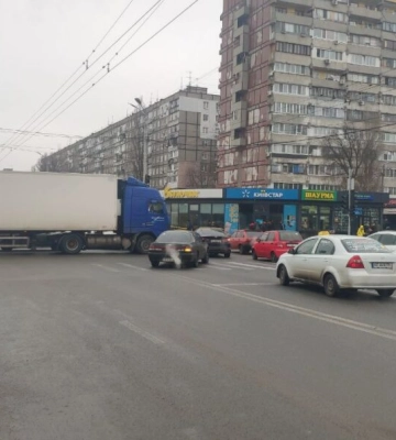 Рух ускладнено: у Дніпрі на перехресті Калинової та Образцова сталася аварія