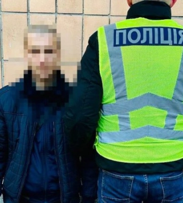 У Києві затримали чоловіка, який за добу обікрав лікарню, капличку та два кіоски