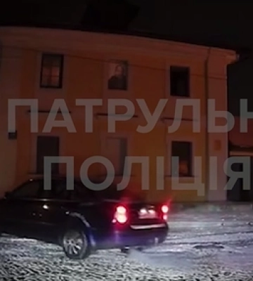 Дрифт на Замковій площі у Луцьку: 18-річний водій не мав права кермувати (ВІДЕО)