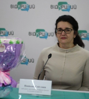 Жінка з Маріуполя, яка пережила окупацію, освоїла нову професію та створює у Дніпрі зефірні квіти