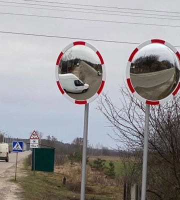 У місті на Волині на перехресті встановили сферичні дзеркала
